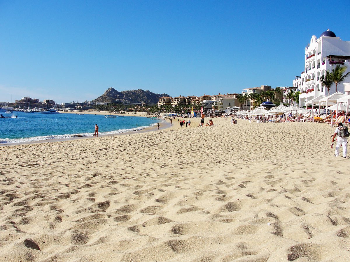The golden sands and turquoise water of Medano Beach